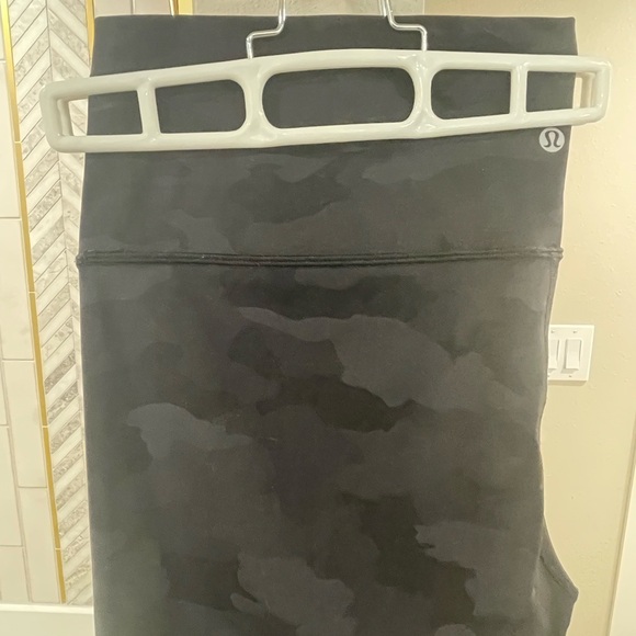 Lulu Lemon Align Leggings Cropped Dark Camo - Picture 3 of 5